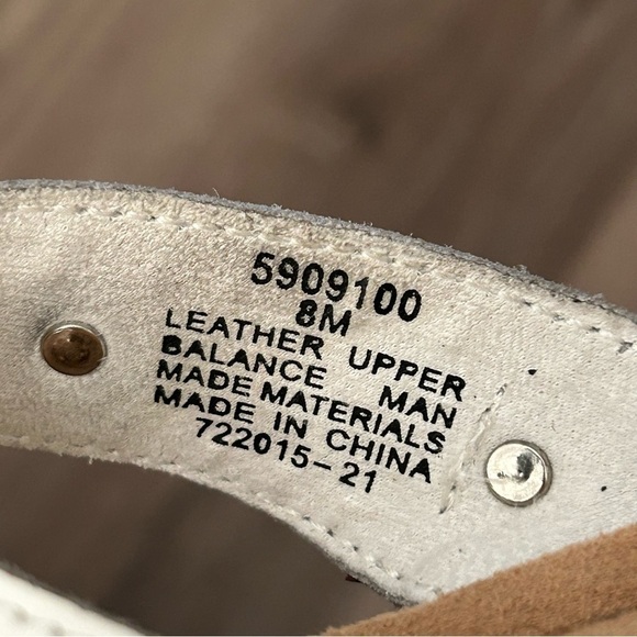 MINNETONKA White Leather Silver Metal Floral Detail Thong Sandals Women Size 8 - Picture 3 of 9